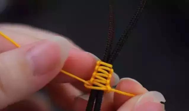 手工教程红绳手链活动结的编法 活扣红绳手链的编法